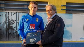 Presidente do Gondomar confraternizou com Gyökeres e ainda ofereceu duas 'prendas' ao selecionador sueco