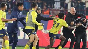 Trabzonspor-Fenerbahçe: Selvajaria na Turquia foi do relvado até à cabina