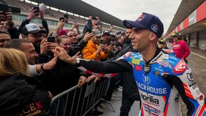 Conferência de imprensa, banho de multidão e alguma chuva: Miguel Oliveira teve primeiro dia preenchido em Portimão