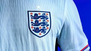 Indignação em Inglaterra com camisola da seleção: «A seguir vão trocar os Três Leões por três gatos?»