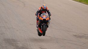 Pilotos do MotoGP voltaram a levantar voo na montanha-russa de Portimão