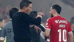 Fim do diferendo no Benfica? «Kökçü vai voltar a treinar com a equipa» após conversa com Schmidt