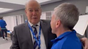 «Hoje vais partir isto tudo»: Pinto da Costa recebe lendas do FC Porto no balneário em Madrid