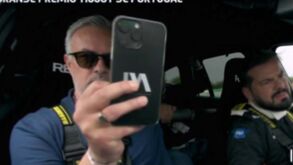 Sangue frio: Mourinho dá uma volta à pendura no safety car do MotoGP e filma tudo