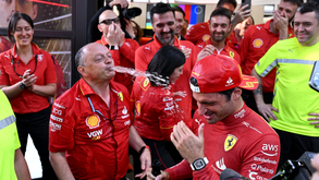 Da selfie com Leclerc à celebração com espumante com Vasseur: a vitória de Sainz na Austrália em imagens