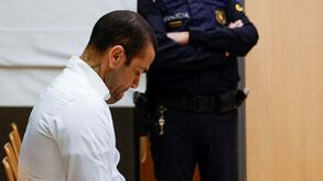 Espanhóis revelam motivos pelos quais Dani Alves ainda não conseguiu pagar fiança de um milhão de euros