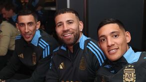 Otamendi e Di María assistem a jogo da NBA e dão nas vistas em Los Angeles