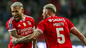 Defesa do Benfica procura segurança: Schmidt está obrigado a mexer