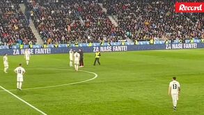 Não passou na TV: adepto invadiu relvado durante o Eslovénia-Portugal para tirar foto com Ronaldo