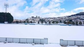 As imagens que impressionam: neve deixa estádio do Montalegre totalmente pintado de branco