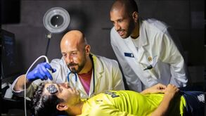Villarreal inova na renovação de Parejo: vídeo inclui exame no hospital e colegas Reina e Capoue como médicos 