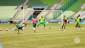 Abel Ferreira participou na peladinha do Palmeiras e quase marcou neste pontapé acrobático