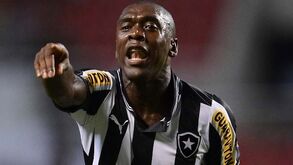 Como Seedorf tentou mudar o Botafogo: Dos chinelos até à linguiça de porco...