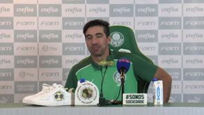 Abel Ferreira coloca ténis em cima mesa na conferência de imprensa do Palmeiras e explica porquê