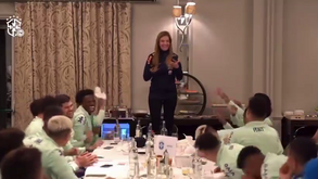 Leila Pereira não escapou à praxe na seleção brasileira: cantou Roberto Carlos e originou muitas gargalhadas