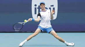 Jannik Sinner 'cilindra' Medvedev rumo à final do Masters 1000 de Miami