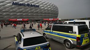Reforço de segurança no Bayern Munique-Borussia Dortmund: as imagens em redor do estádio após ameaça terrorista