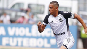 Arthur Cabral reagiu mal ao primeiro penálti falhado na carreira: murro no banco provocou ferida na mão