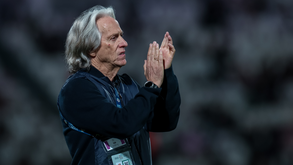 Al Hilal de Jorge Jesus bate Al Shabab de Vítor Pereira em jogo frenético e chega à 30.ª vitória seguida