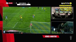 Árbitro assinalou penálti para o FC Porto mas reverteu decisão após ver imagens no VAR