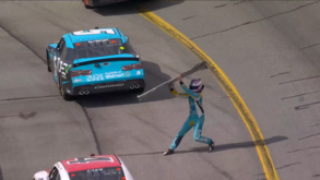 Insólito na NASCAR: ficou fora de corrida e atirou para-choques... contra carro do adversário