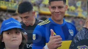 Marcos Rojo surpreendido por fã antes de jogo do Boca Juniors
