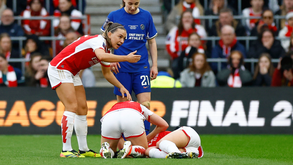As imagens do momento em que jogadora do Arsenal colapsou durante a final da Taça da Liga inglesa