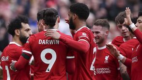 A crónica do Liverpool-Brighton, 2-1: rei das reviravoltas assume liderança isolada