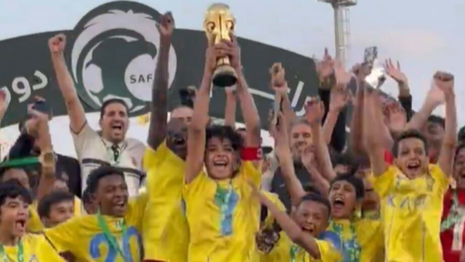Cristianinho é capitão e levantou o troféu
