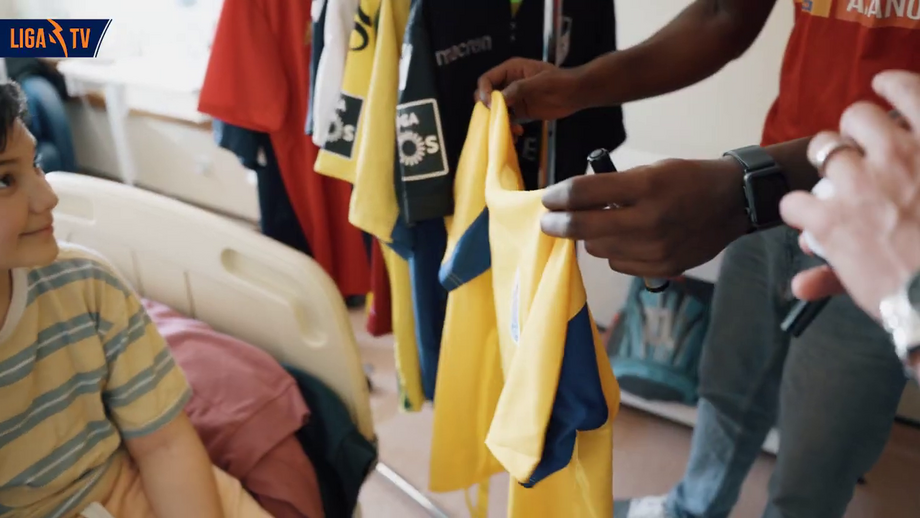 Jogadores distribuíram autógrafos e palavras de incentivos pelas crianças, além das já emblemáticas batas hospitalares feitas a partir de camisolas oficiais