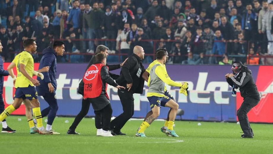 Tudo aconteceu no final do encontro, quando a equipa visitante se preparava para festejar a vitória (3-2)