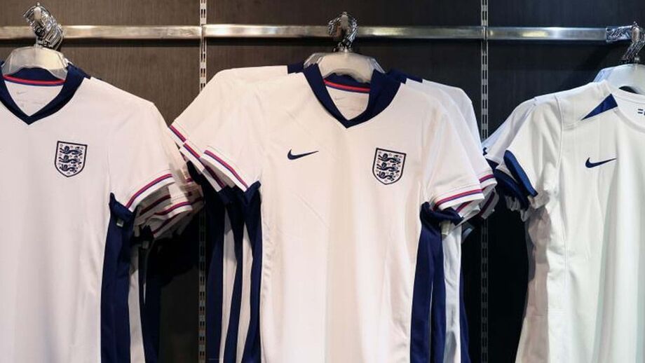 Quando as marcas inovam nas camisolas e dá confusão: do símbolo que desapareceu à chuva de críticas em Inglaterra