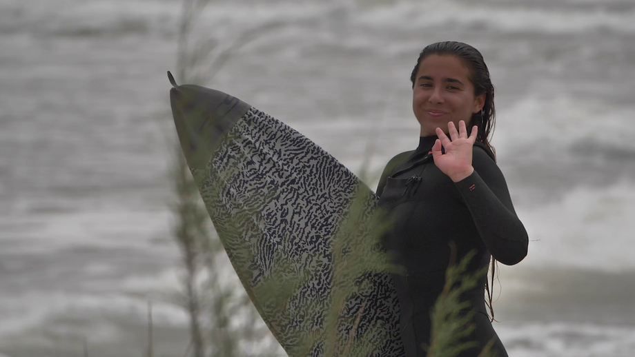Dia marcado pela eliminação do campeão nacional Joaquim Chaves e pela estreia do surf feminino