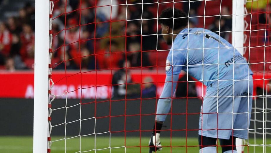 Hugo Souza travou três penáltis do Benfica no último jogo das águias