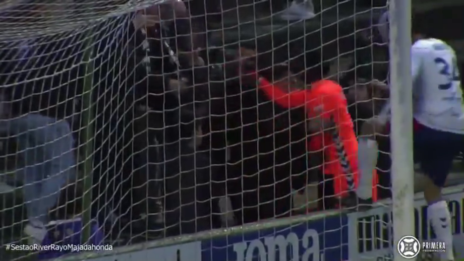 Cheick Sarr, guardião senegalês do Rayo Majadahonda, viu o vermelho após caminhar na direção das bancadas