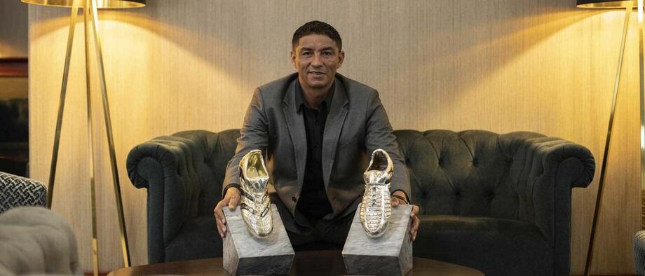 Mário Jardel com as duas Botas de Ouro
