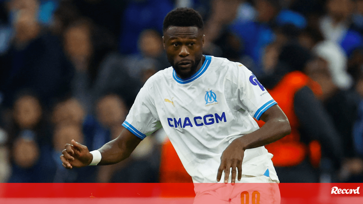 À atenção do Benfica: lesão de Mbemba é menos grave