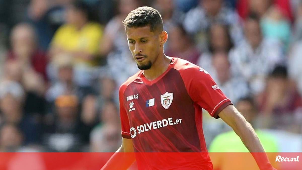 Adriano Firmino e a boa época do Santa Clara: «A equipa técnica é o nosso pilar»