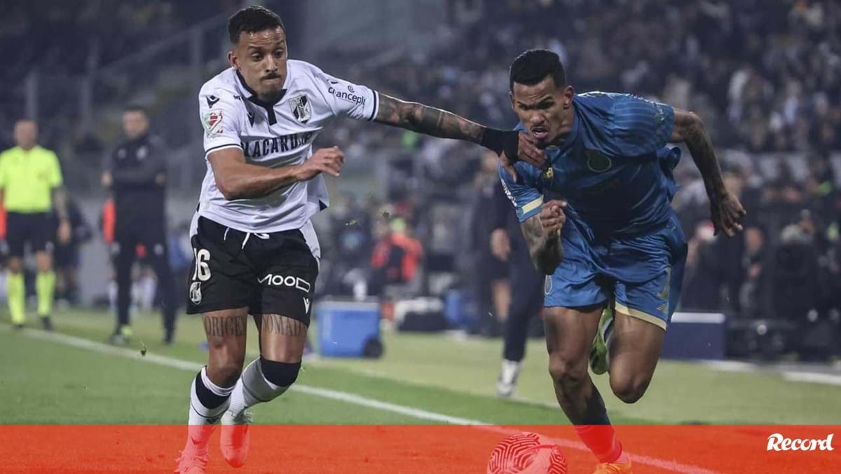 PSP detém adepto durante o V. Guimarães-FC Porto