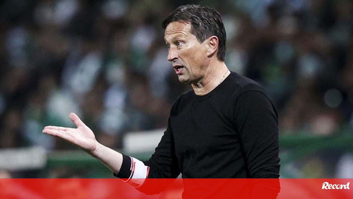 Roger Schmidt demora no banco: Treinador faz 30% das substituições a partir dos 85 minutos