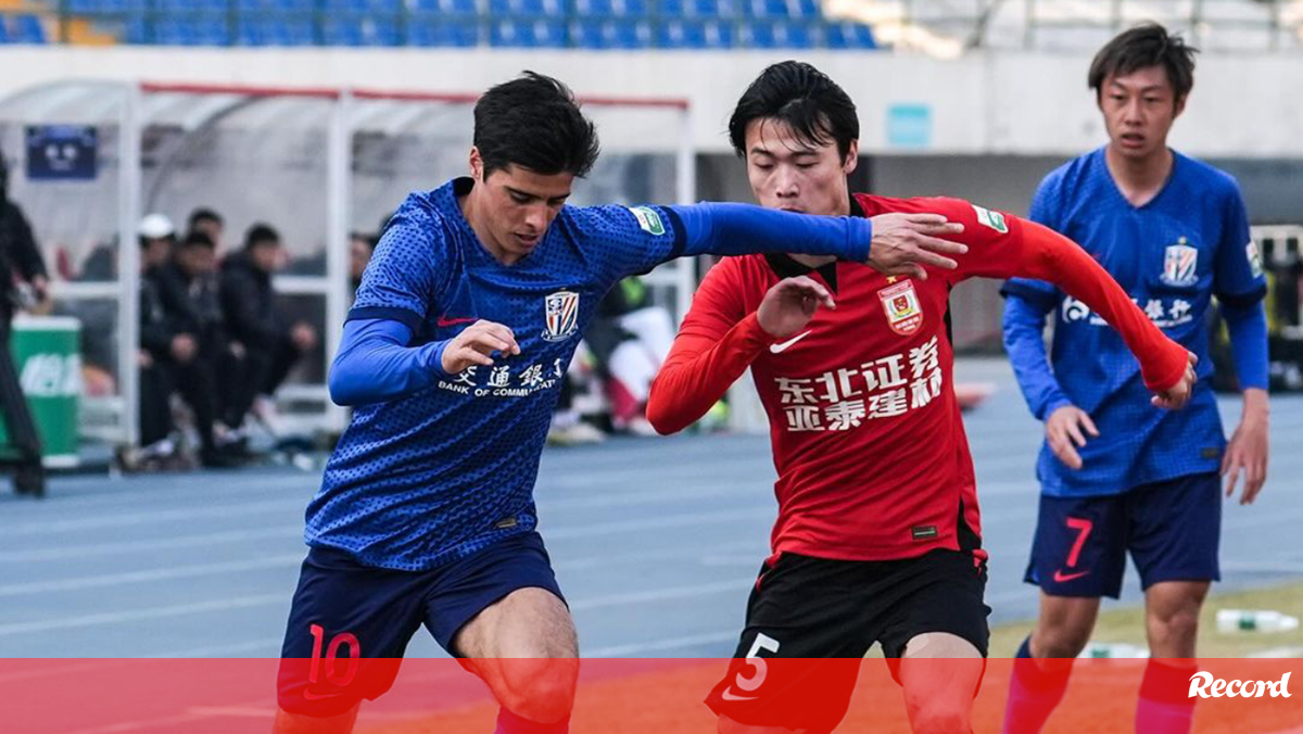 China: Shanghai Shenhua goleia e João Carlos Teixeira volta a marcar