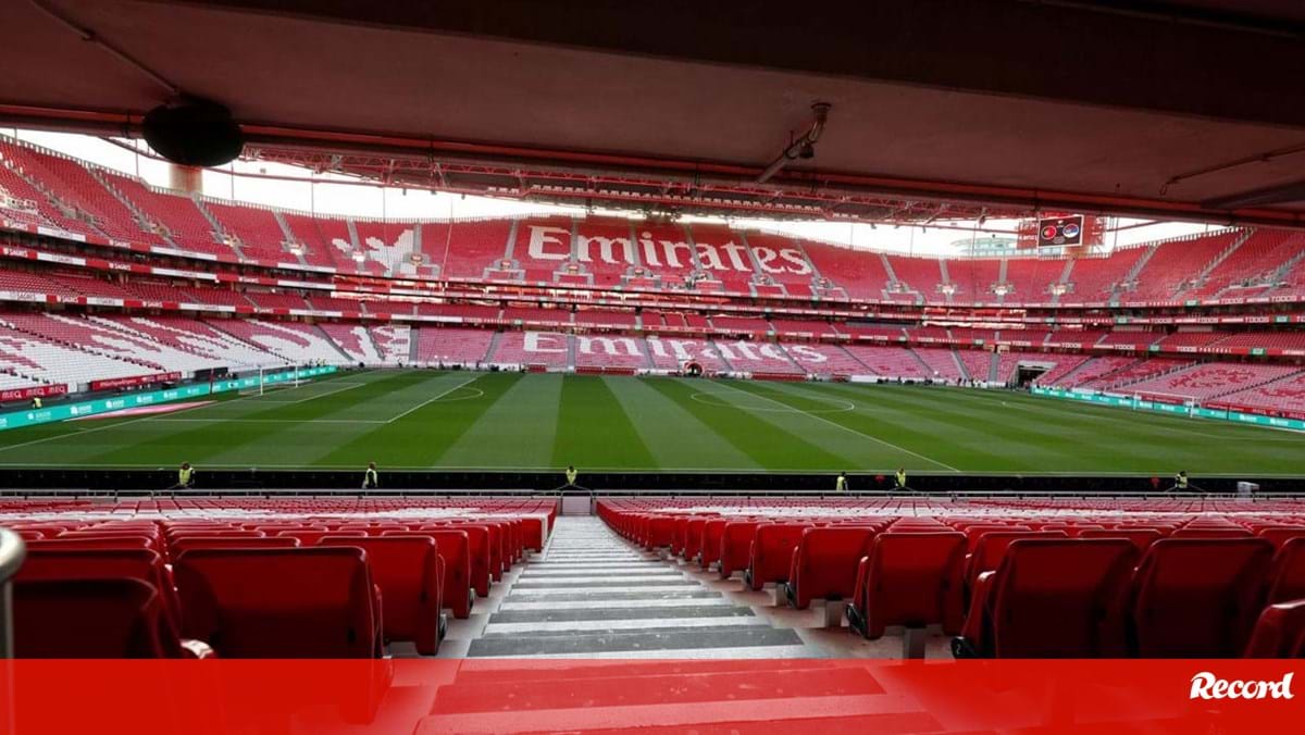 UEFA proíbe Benfica de vender bilhetes no próximo jogo europeu fora da Luz  - SIC Notícias