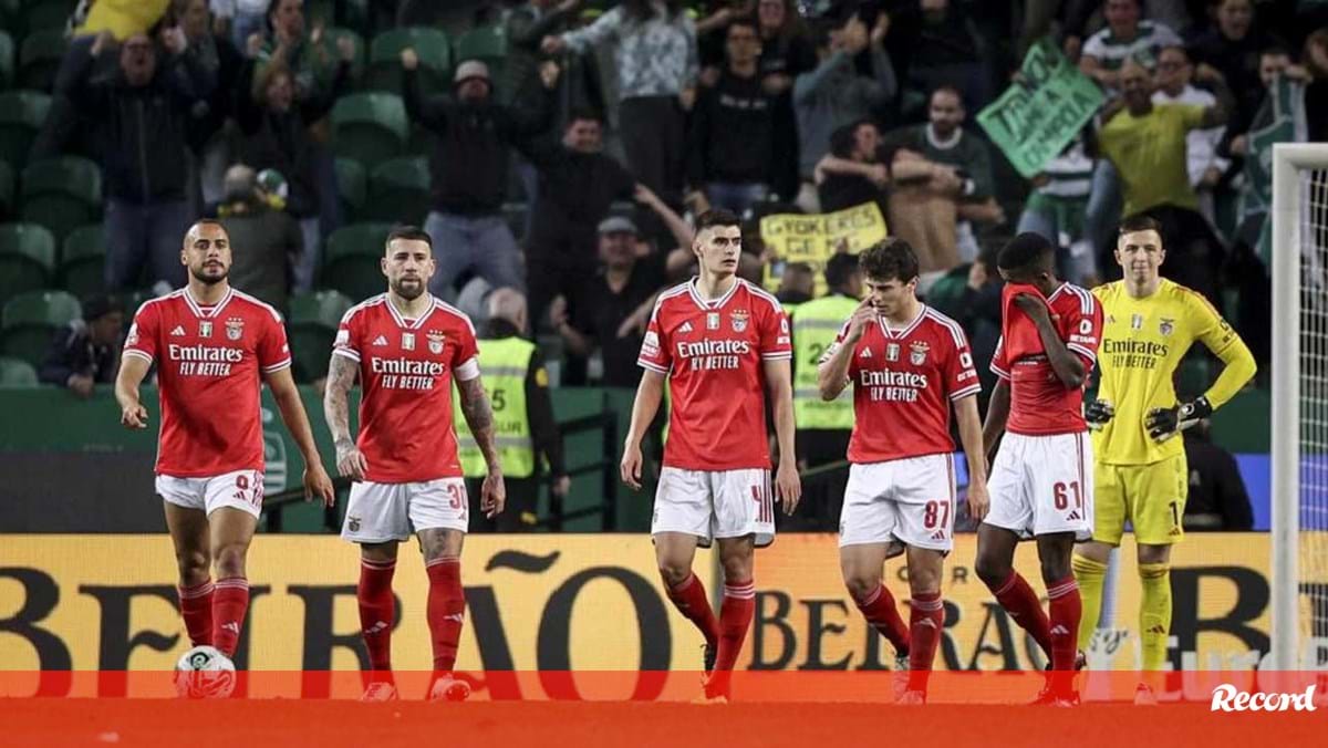 "Instabilidade crónica", "ambiente tenso" e a 'culpa' de Kökçü: Benfica visto à lupa pela imprensa francesa