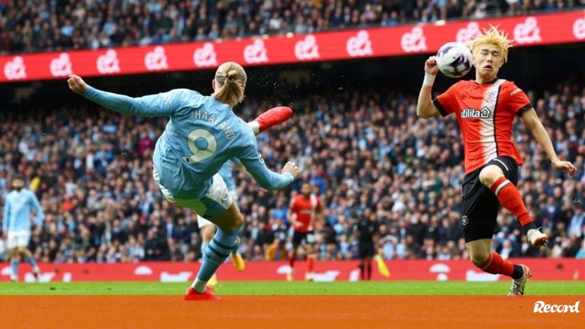 Bola foi pé de Haaland para a... cara de Hashioka e entrou na baliza: o golo caricato do Man. City