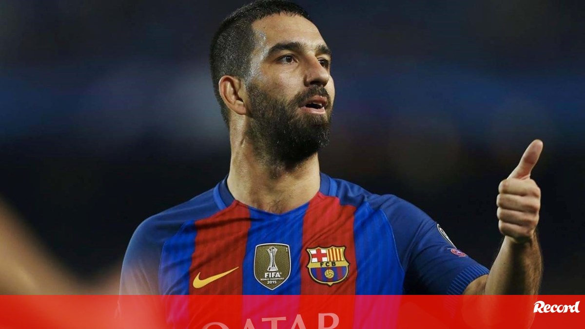 Arda Turan acusado de destruir mansão em Barcelona: até as cortinas foram usadas como baloiço sexual