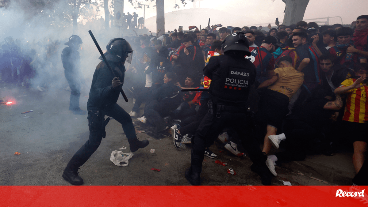 As imagens dos confrontos entre polícia e adeptos do Barcelona horas antes do jogo com o PSG