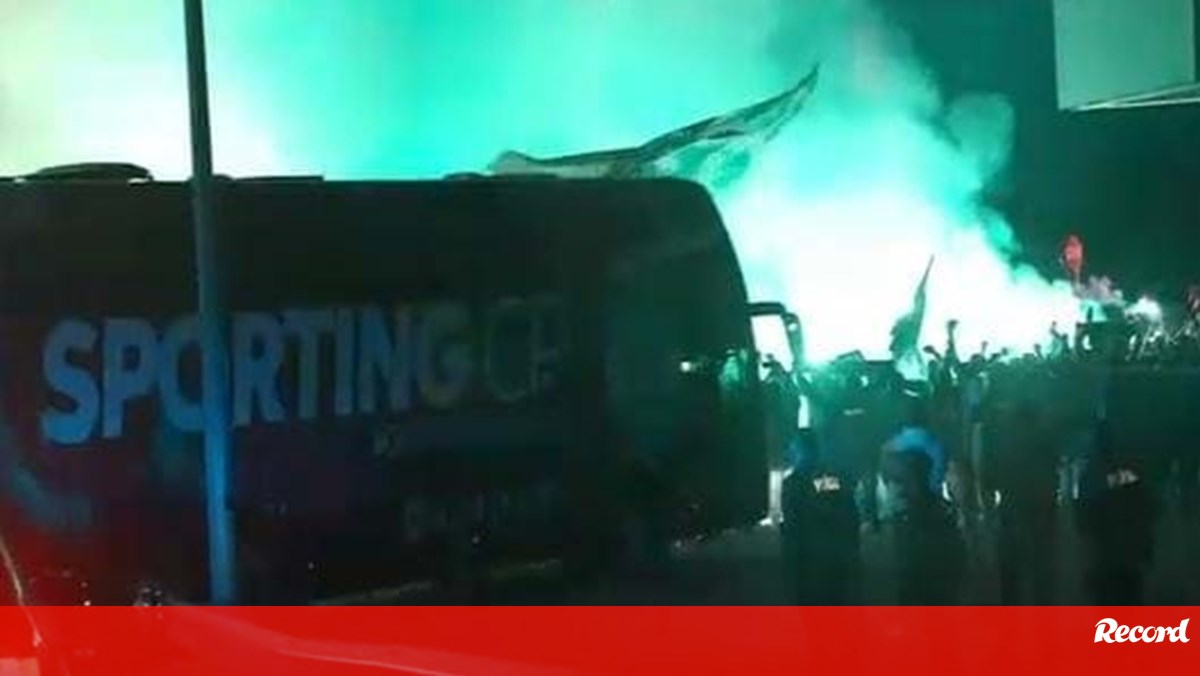 Novas imagens da euforia leonina na chegada da equipa a Alvalade depois da vitória em Famalicão