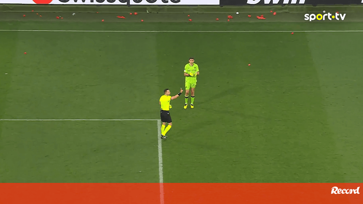 Emiliano Martínez viu dois cartões amarelos frente ao Lille de Paulo Fonseca e... não foi expulso