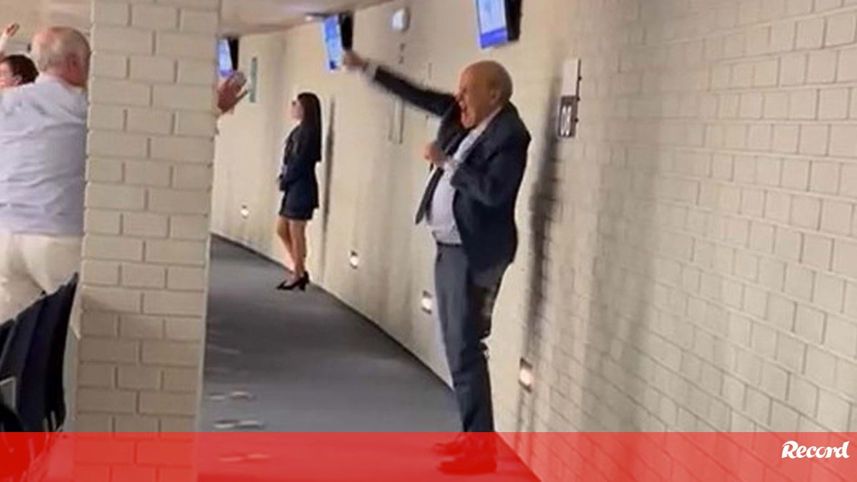 Pinto da Costa festeja efusivamente num jogo da equipa feminina de voleibol do FC Porto