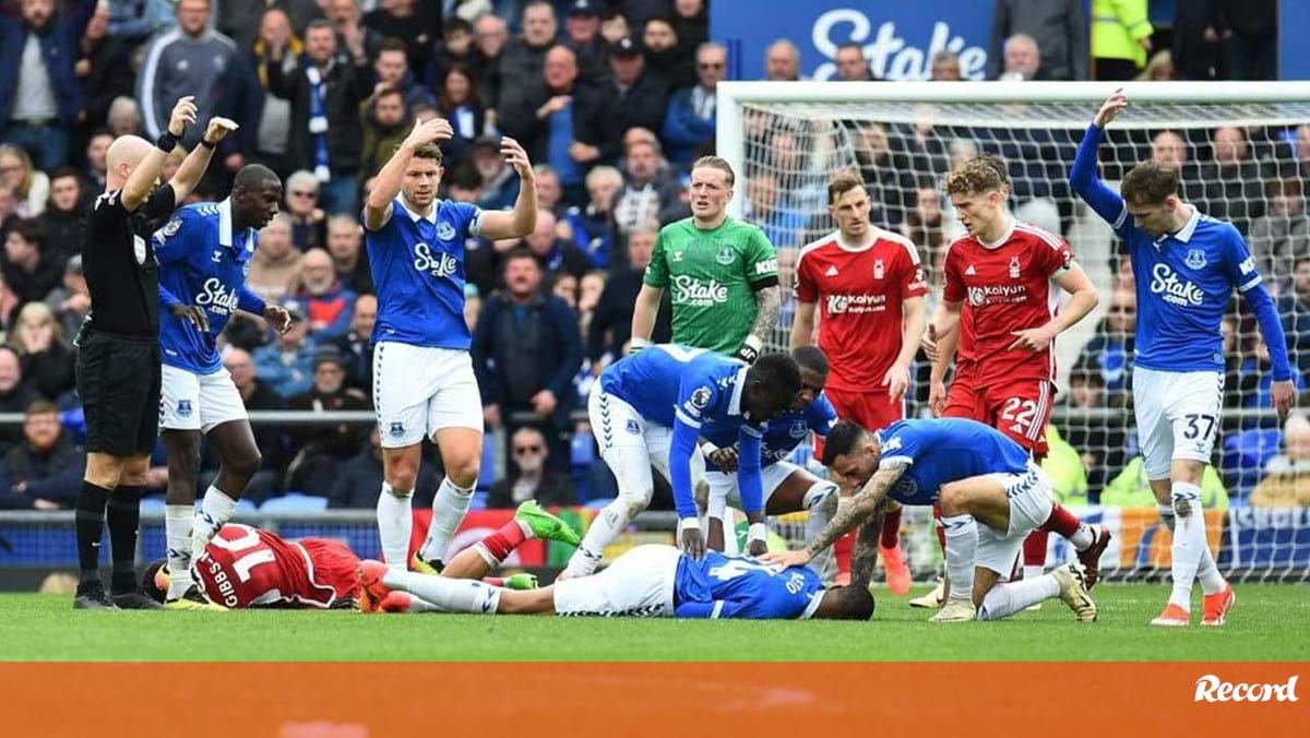 Beto tranquiliza adeptos do Everton após cair inanimado no relvado: «Agora está tudo bem»